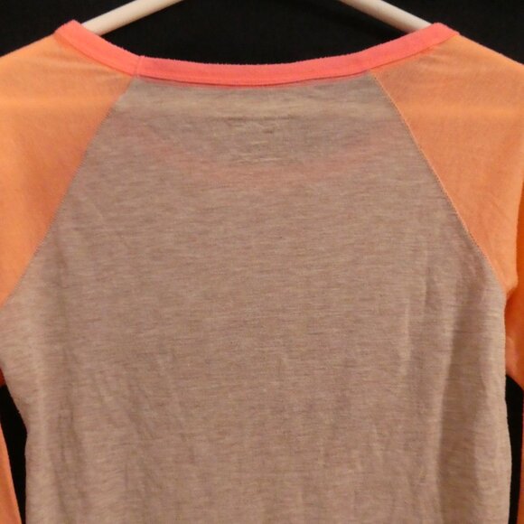 AMERICAN EAGLE OUTFITTERS | medium | Women's Raglan Sleeve Graphic T-Shirt - Picture 10 of 15